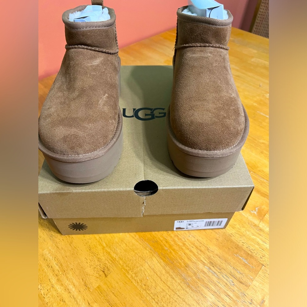 Brand new never worn. Womens Classic Ultra Mini platform color Chestnut. Size 8
